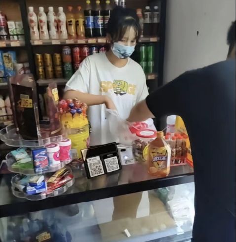 杭州老板娘被举报超市已关门，一场风波背后的普通人生活